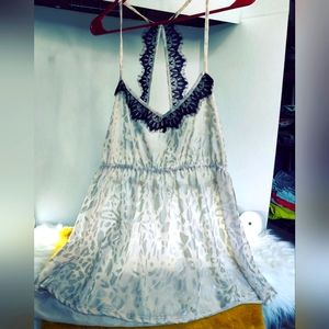 DAYTRIP *S-M* GORGEOUS LACE DETAILED SNOW LEOPARD PRINT METALLIC TANK